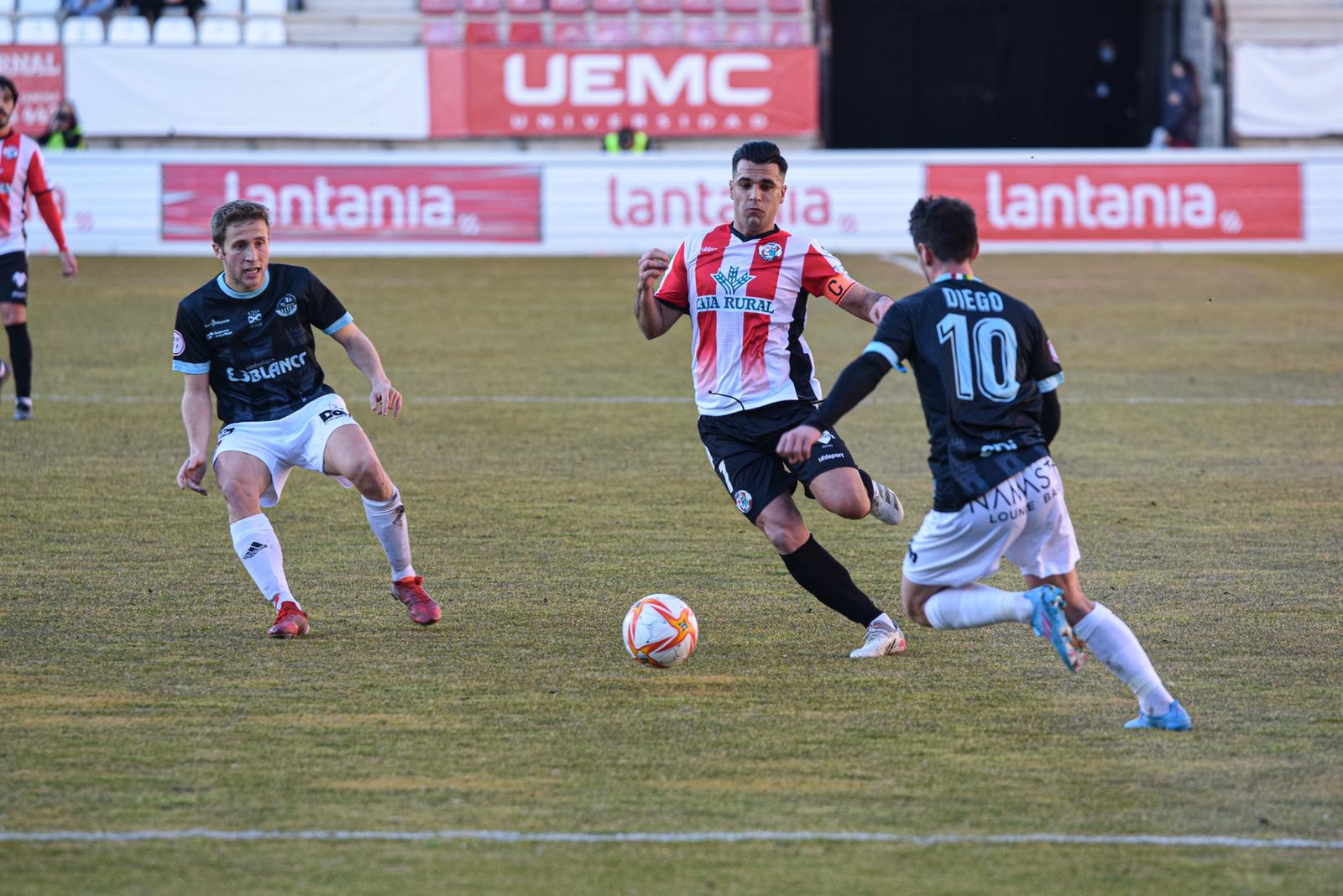 Dani Hernández lucha por un balón ante jugadores de la SD Logroñés