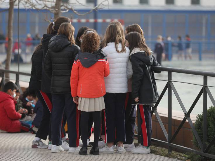 Grupo de niñas en el patio de un colegio. Europa Pres