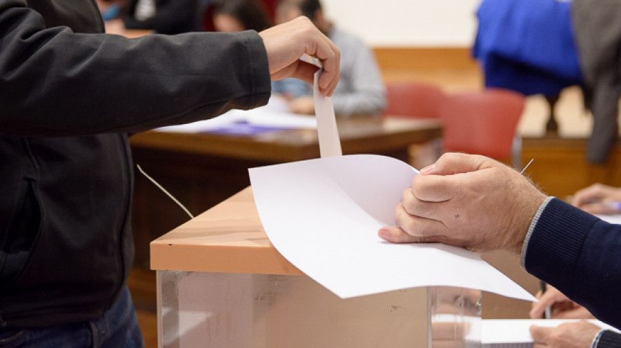 Una persona acude a votar a una mesa electoral.