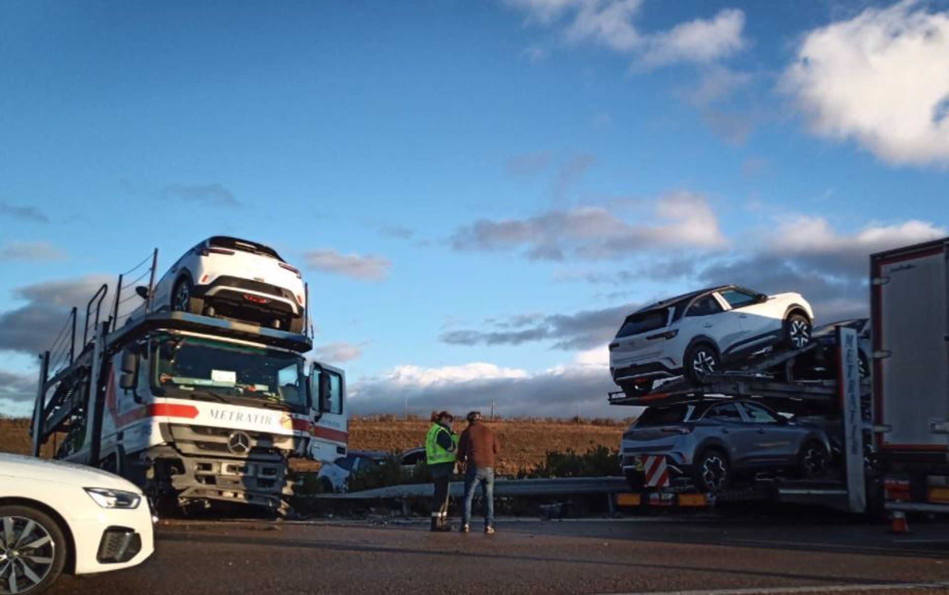 Dos camiones siniestrados en el accidente ocurrido en la A 62