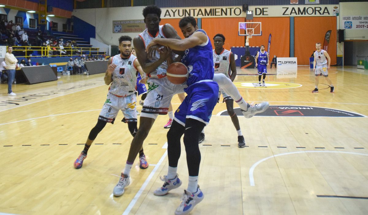 Traoré lucha por un balón.