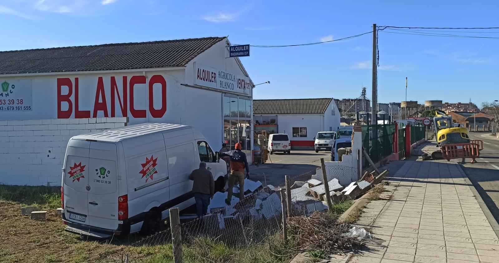 Muro derribado en Alquileres Blanco