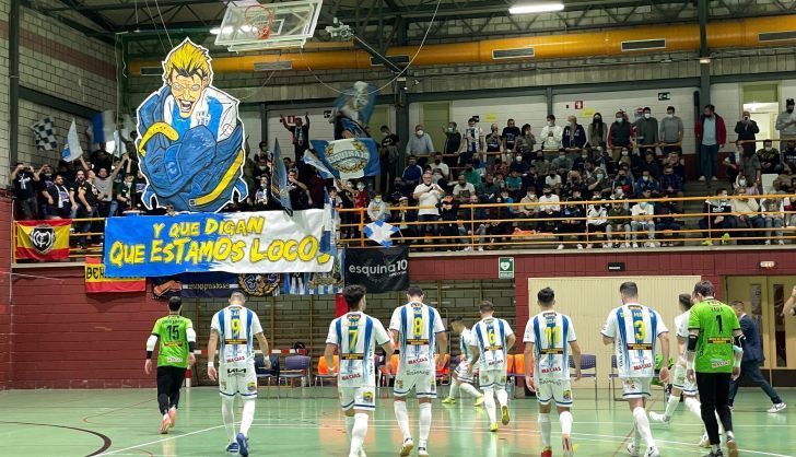 La afición del Atlético Benavente arropa a su equipo