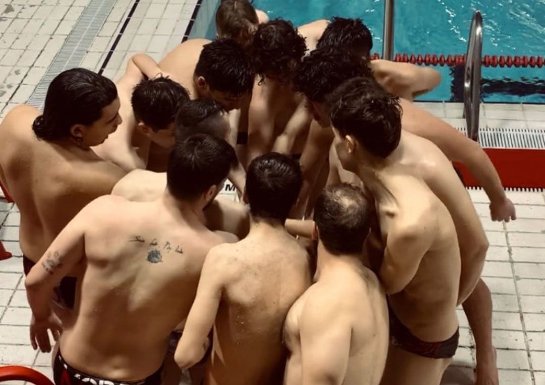 Piña de los jugadores del Waterpolo Zamora