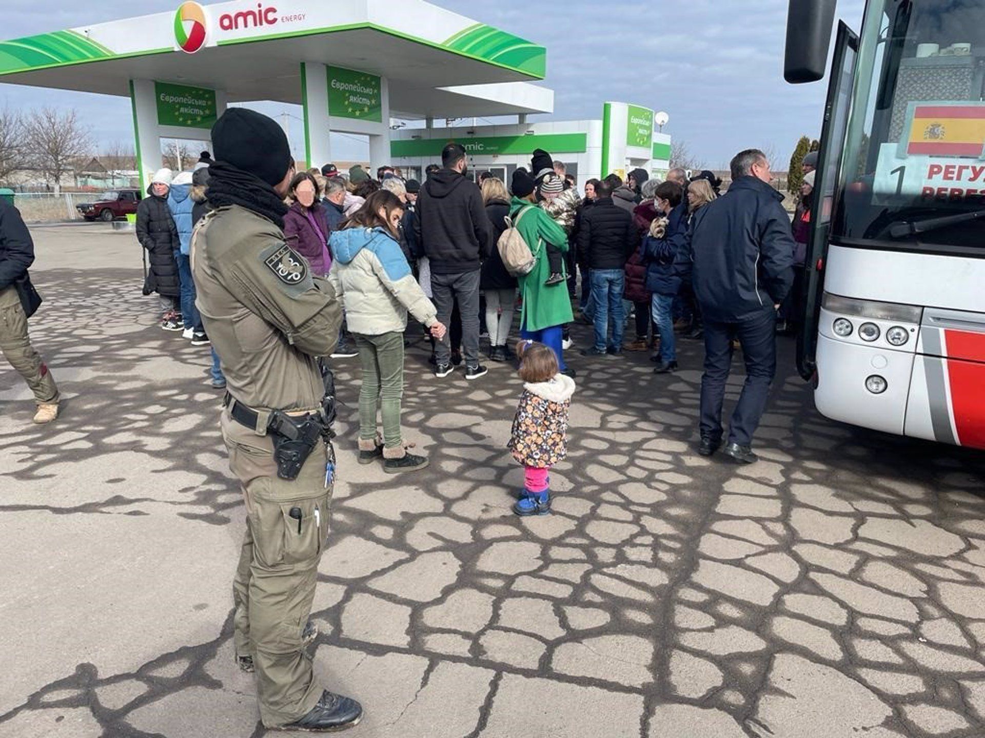 Convoyes con españoles escoltados por los GEO en Ucrania   POLICÍA NACIONAL