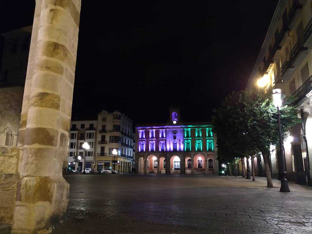 Imagen del Ayuntamiento iluminado por el Día de las Enfermedades Raras