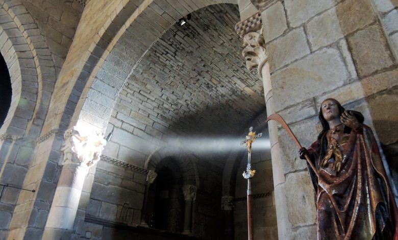 Foto M.A.C. El rayo de luz equinoccial en la iglesia de Santa Marta se proyecta sobre el capitel