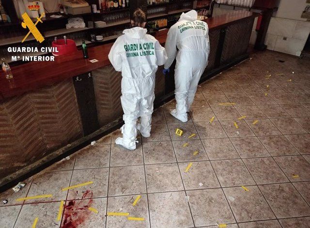 Dos agentes, en el lugar de los hechos.   GUARDIA CIVIL