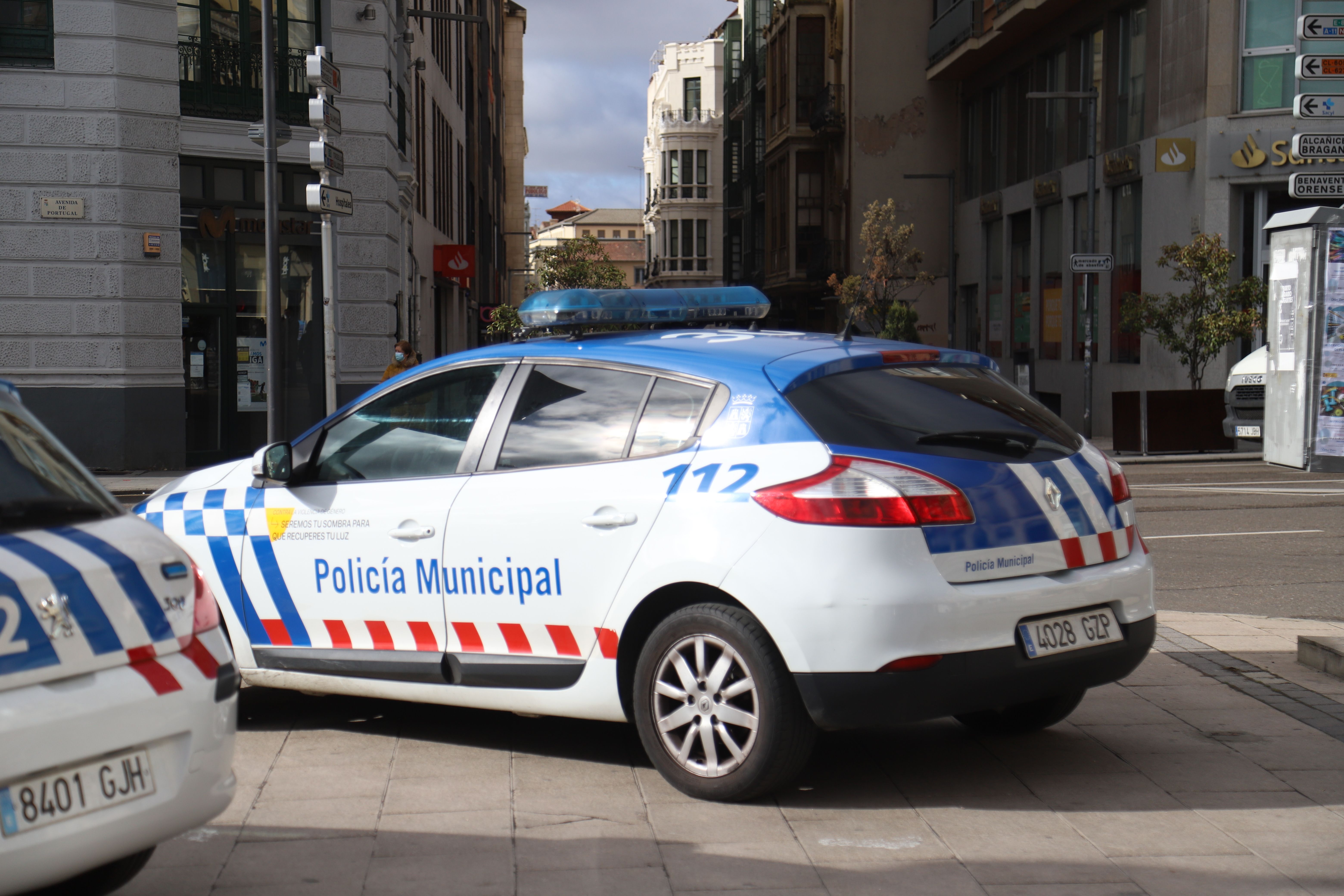 Policía Local en la plaza de la Marina Foto: María Lorenzo