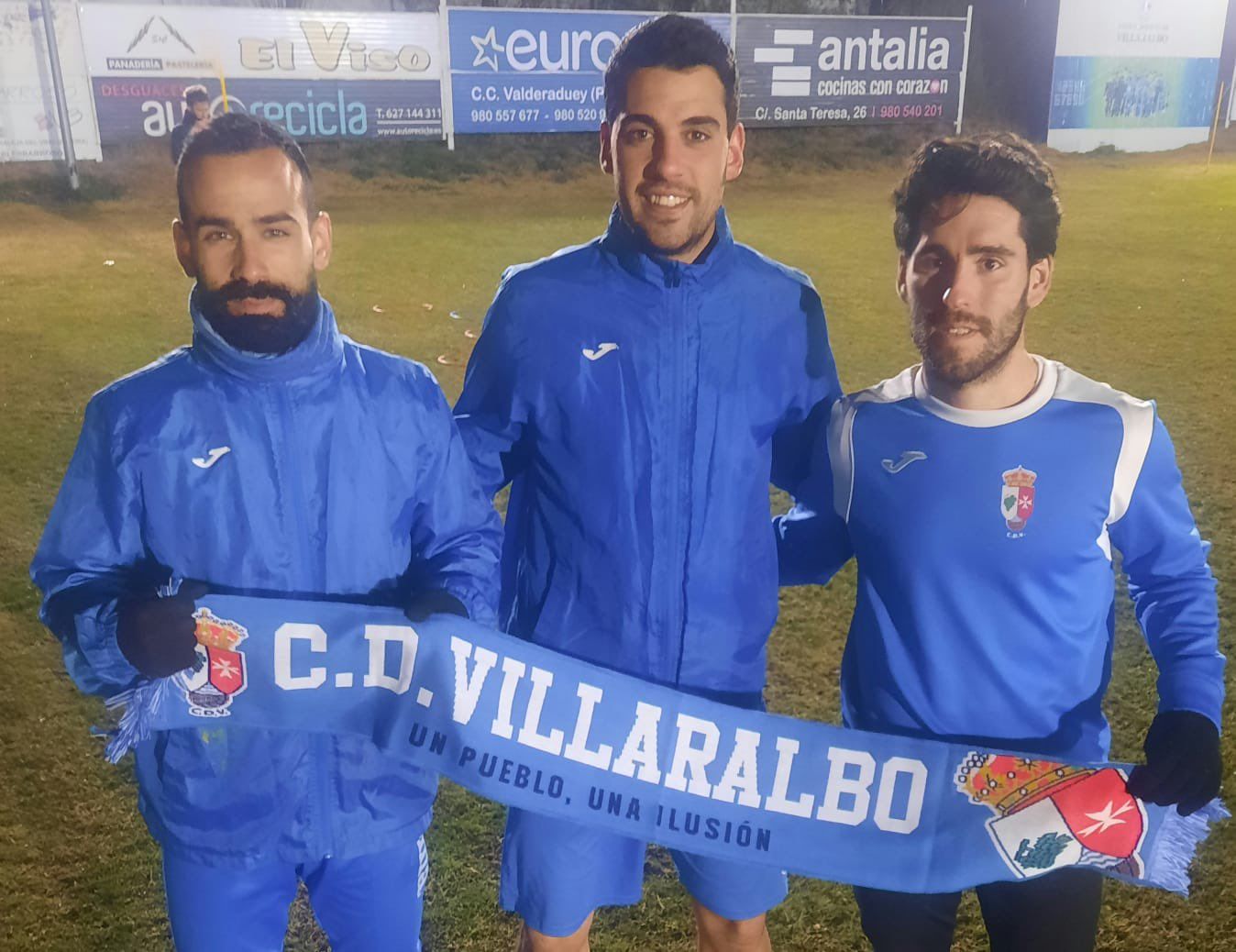 Los capitanes del CD Villaralbo posan con la bufanda