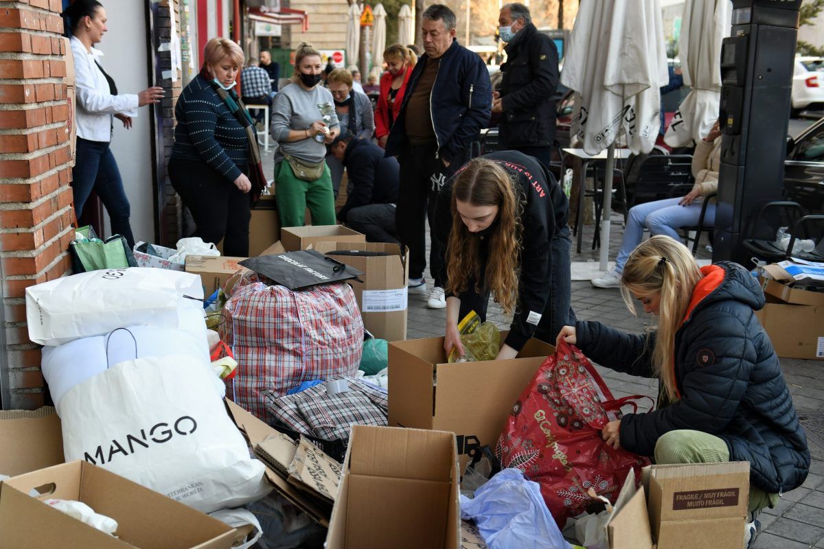 Varias personas comida en cajas durante la recogida de ayuda para Ucrania. Fernando Sánchez  Europa Press