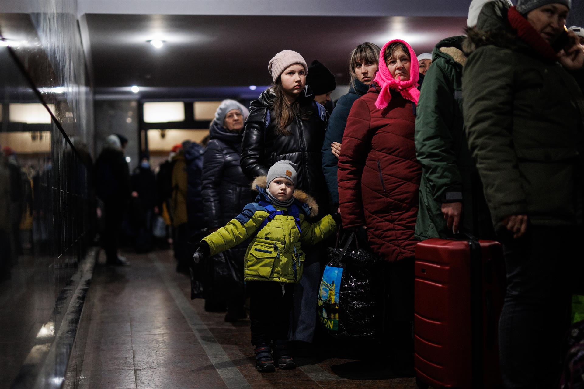 Un grupo de personas esperan en la estación de tren de Lviv, a 2 de marzo de 2022