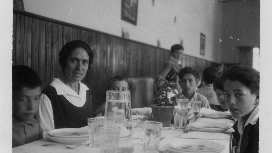 Justa Freire comparte mesa con sus alumnos del Grupo Escolar Cervantes. Legado Justa Freire, Fundación Ángel Llorca. Archivo.