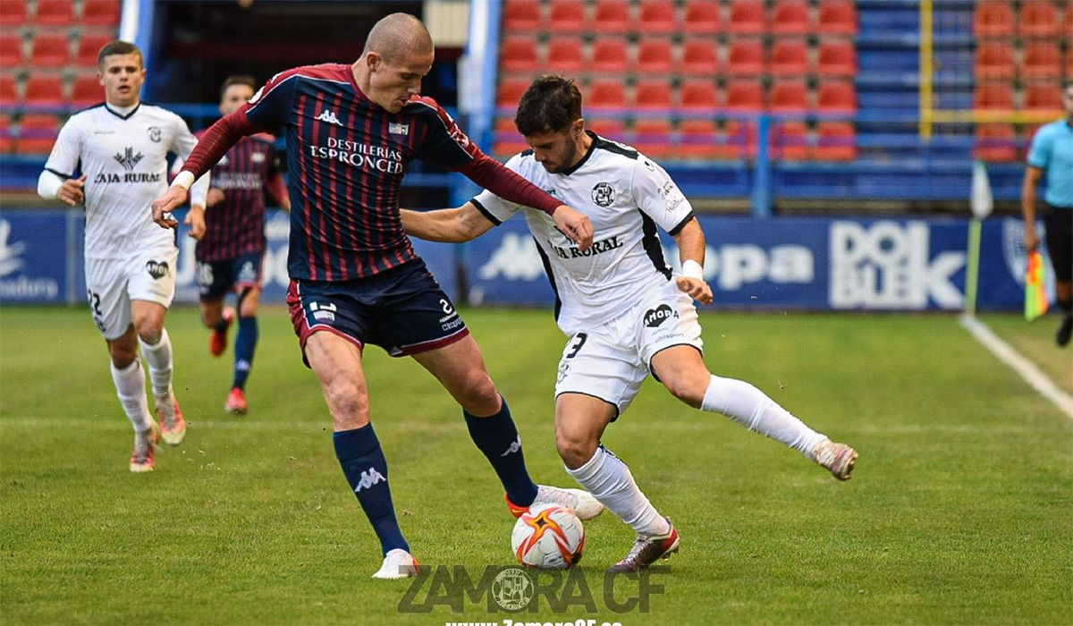 Mario Losada en el encuentro ante el Extremadura