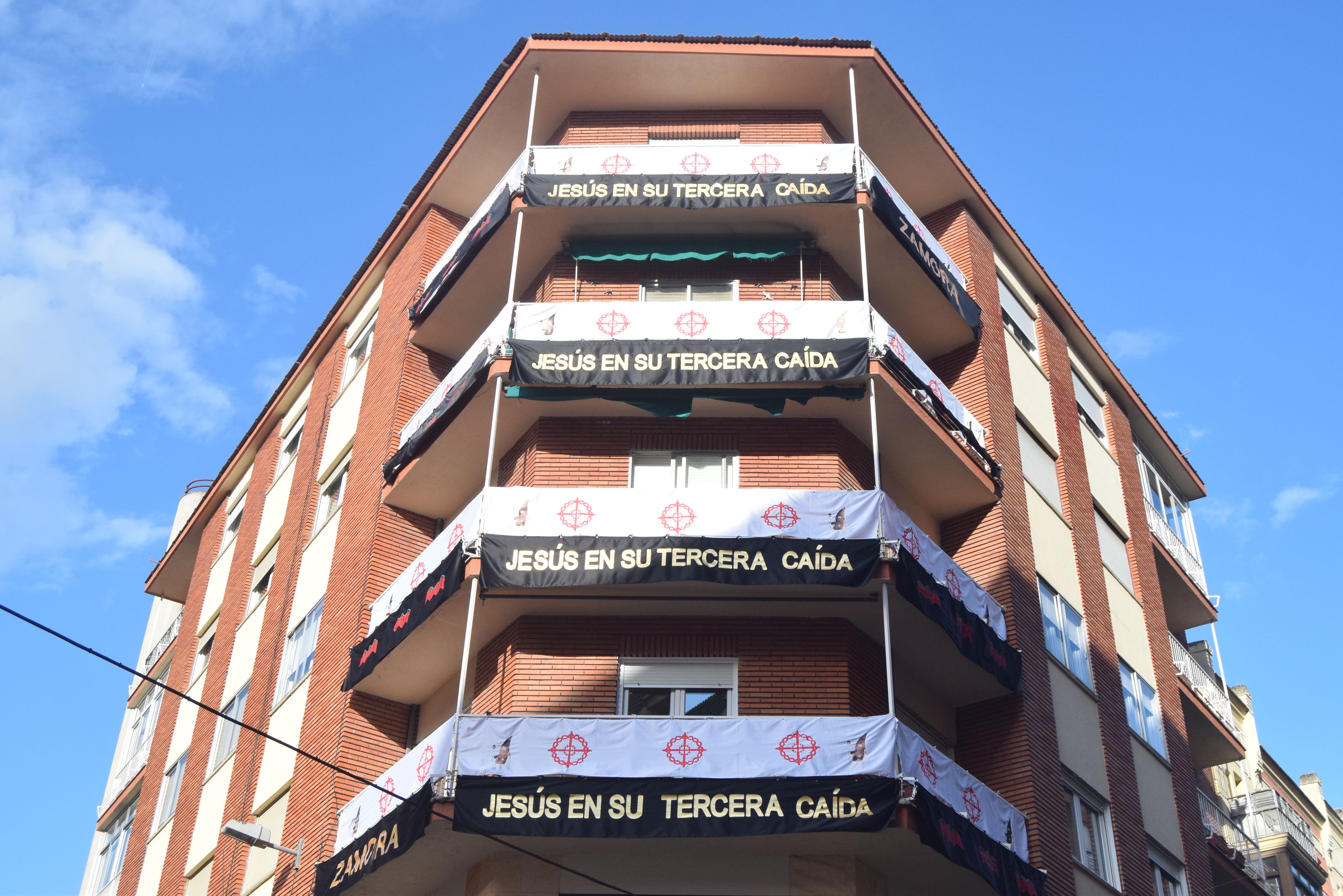 Banderas de la Tercera Caída en la calle del Riego