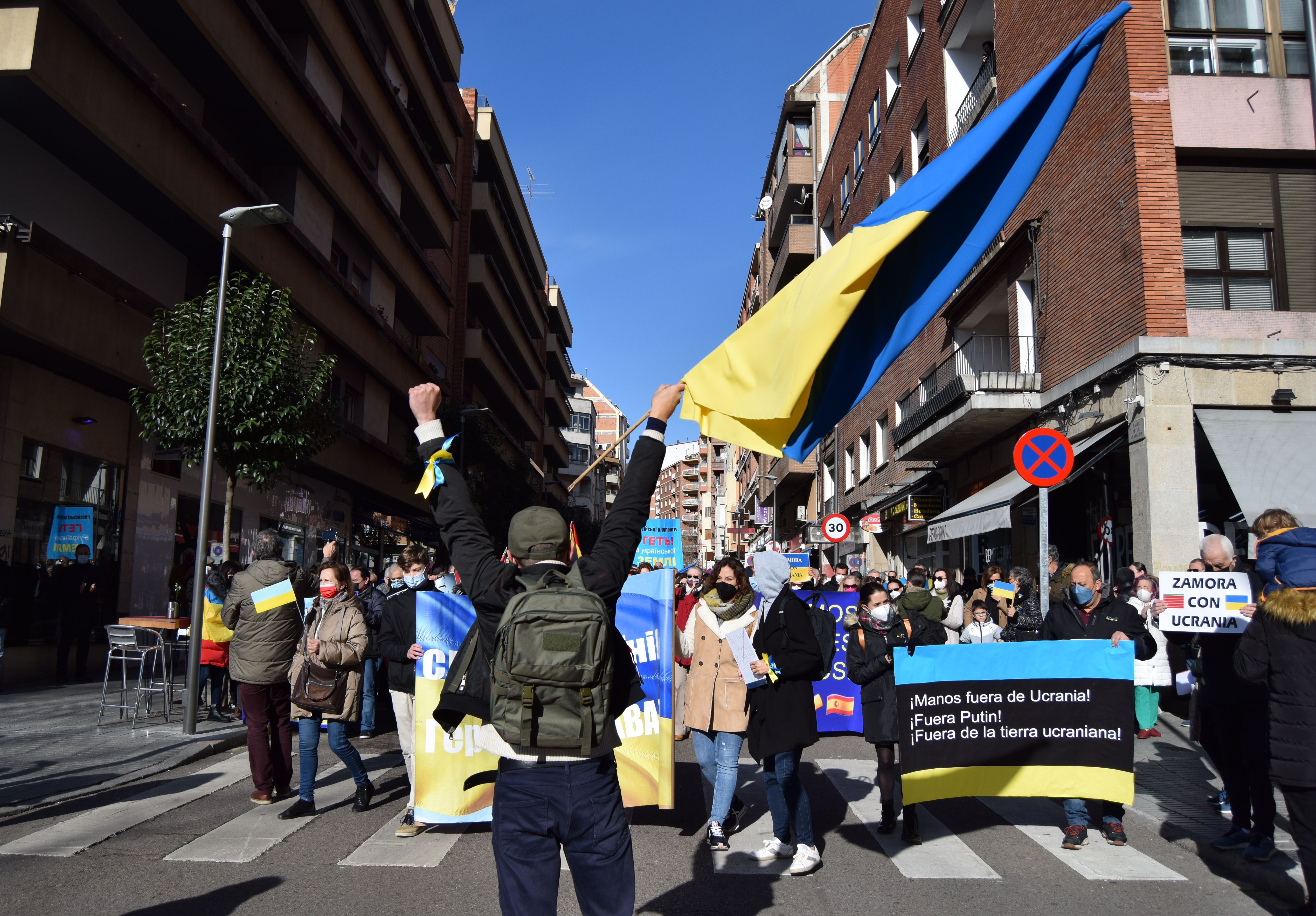 Un ciudadano ucraniano alza la bandera de su país en la manifestación de Zamora