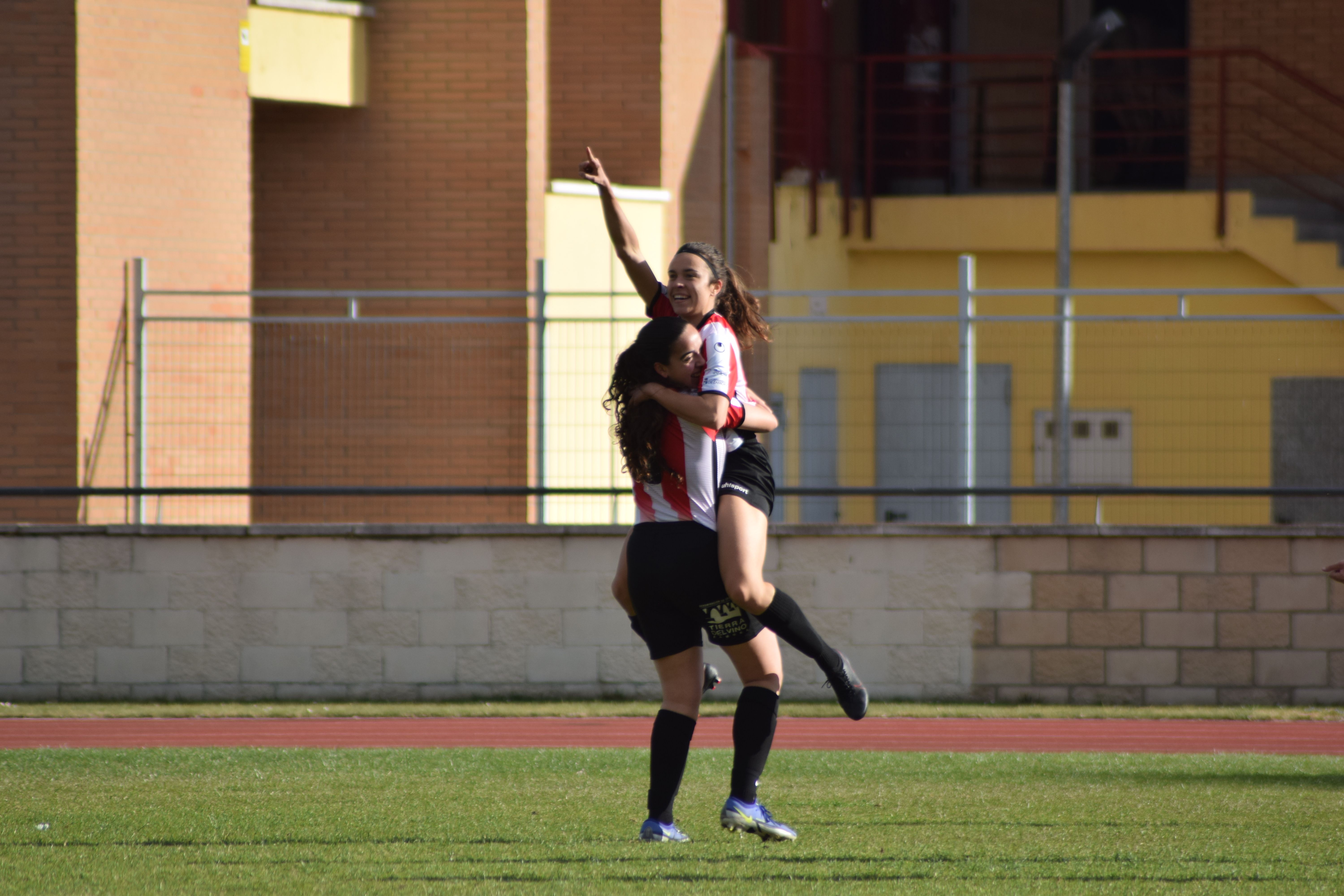 Virginia Hernández celebra un gol