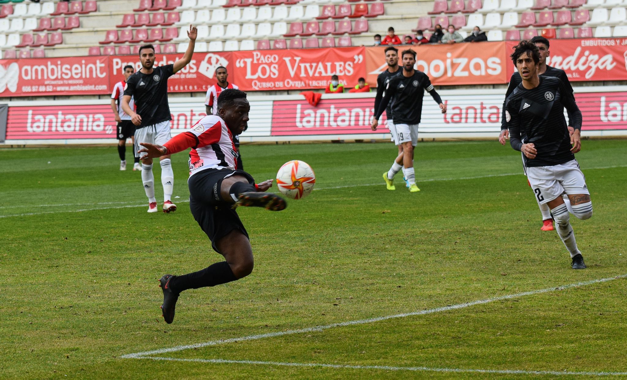 Dongou trata de alcanzar un balón