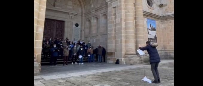 Imagen del ensayo en el atrio de la Catedra