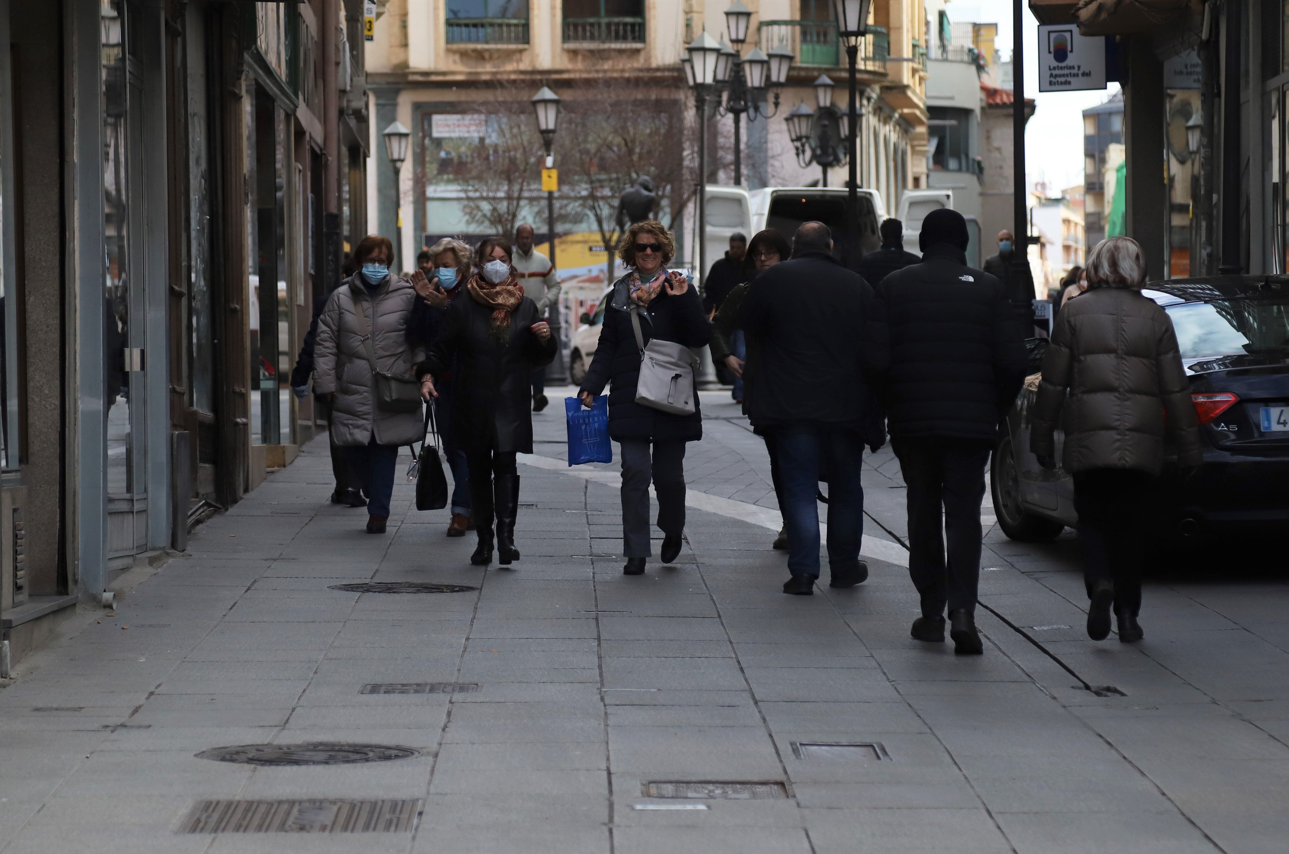 Personas paseando por la calle Renova Foto: María Lorenzo