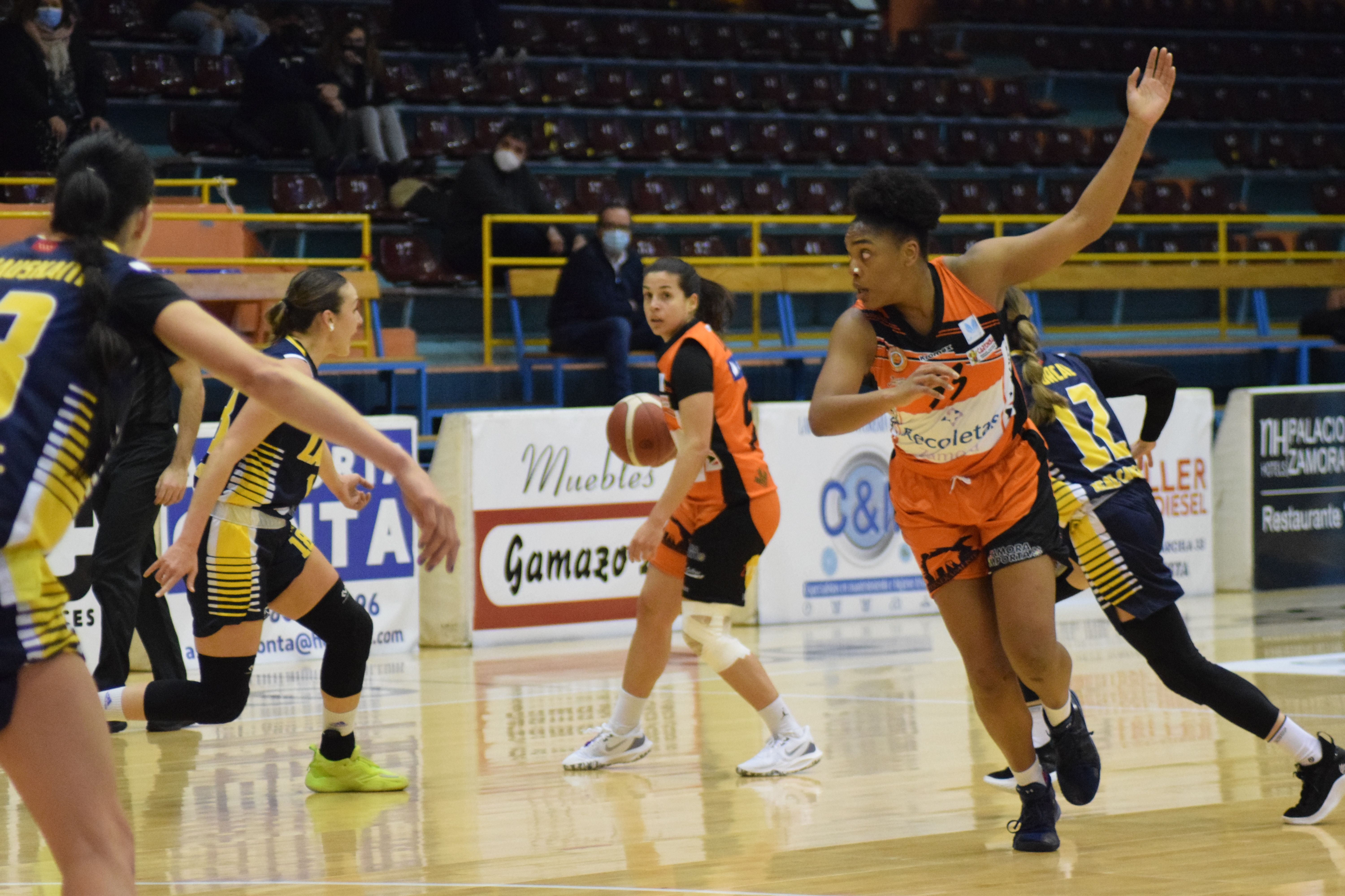 Isa Latorre con el balón