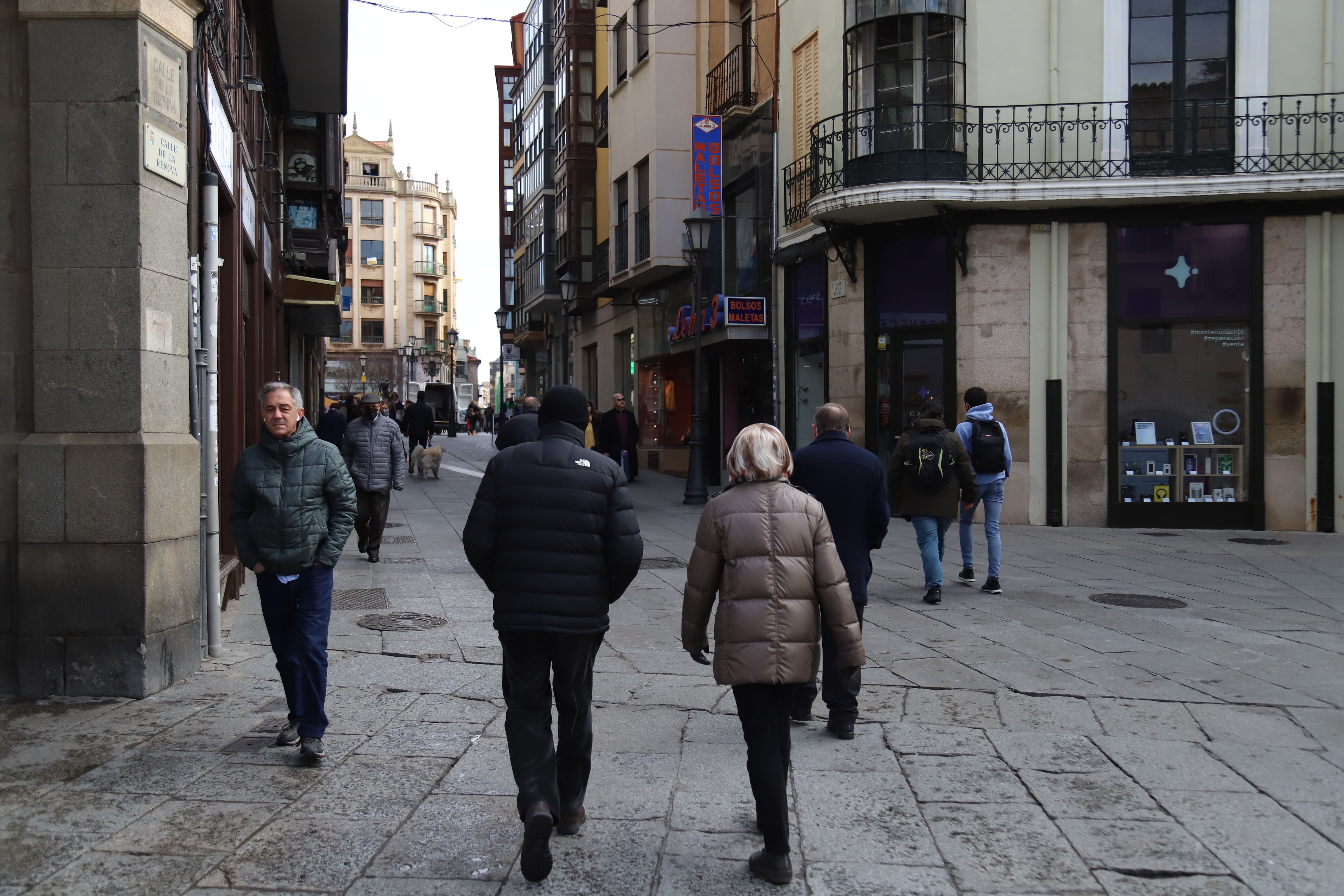 Personas paseando por la plaza mayor Foto María Lorenzo