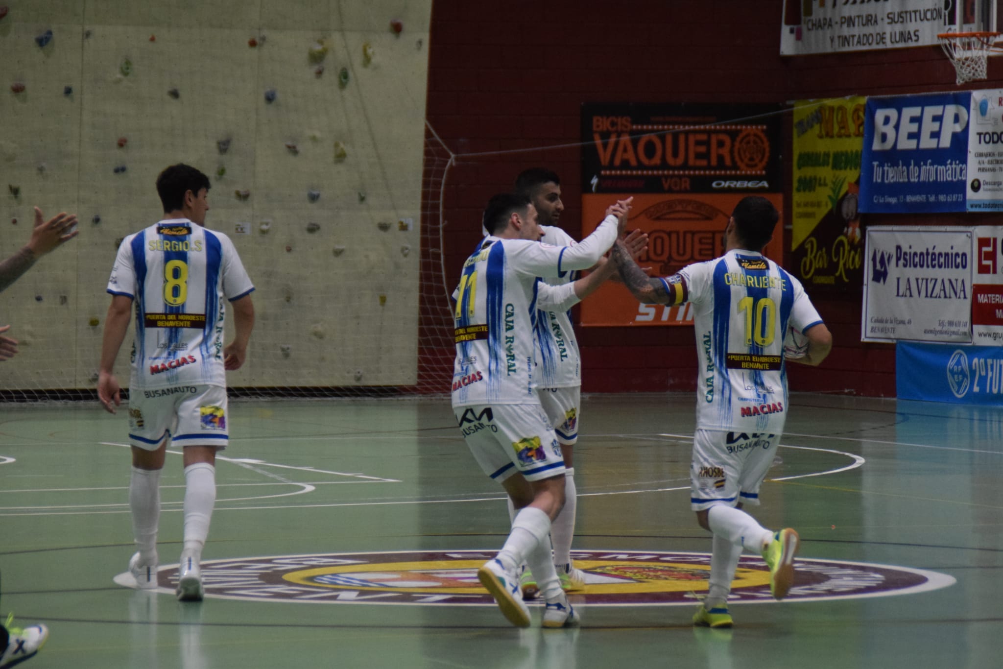 El Atlético Benavente celebra un gol .Archivo