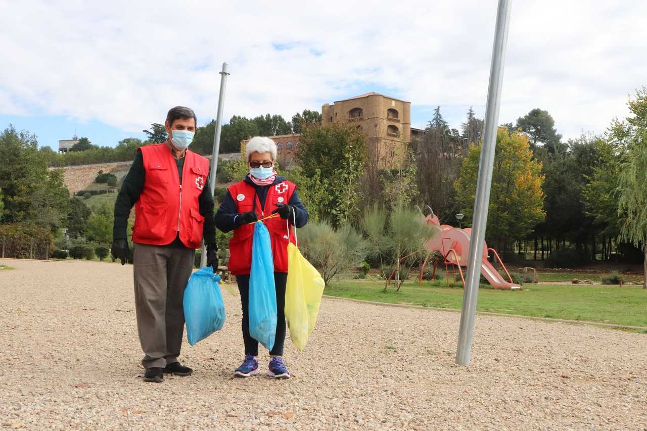 Voluntarios de Cruz Roja recogen basura en Benavente. Archivo