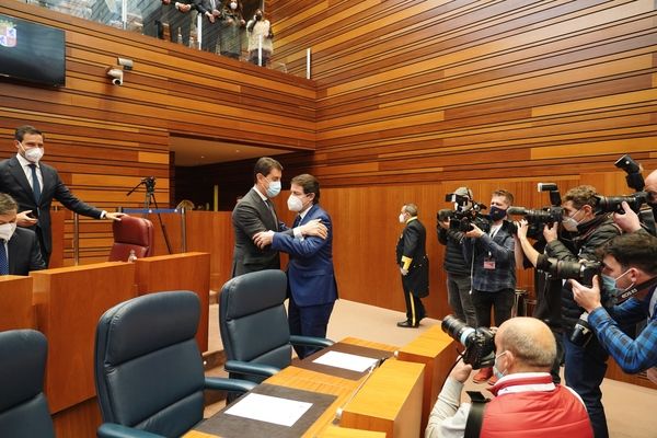 Alfonso Fernández Mañueco y Ángel Ibáñez durante el Pleno de constitución de las Cortes