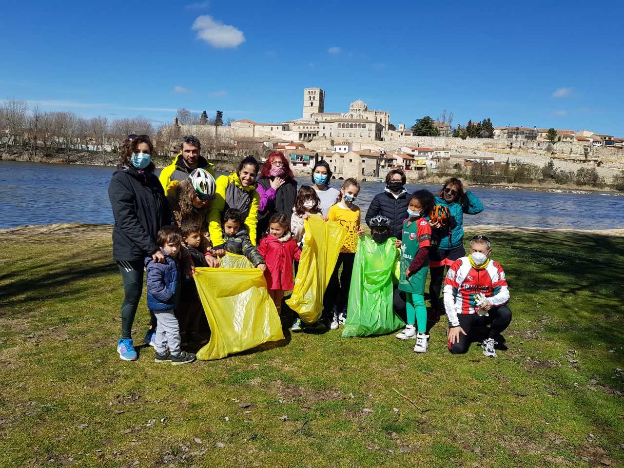 La Asociación de Vecinos de Valorio-San Lázaro limpia de basuraleza la plaza de los Pelambres