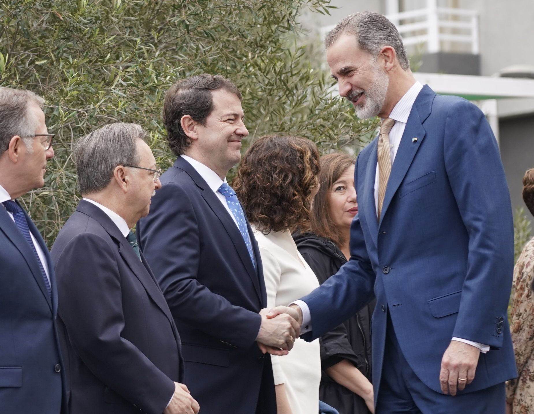 Alfonso Fernández Mañueco saluda a Felipe VI