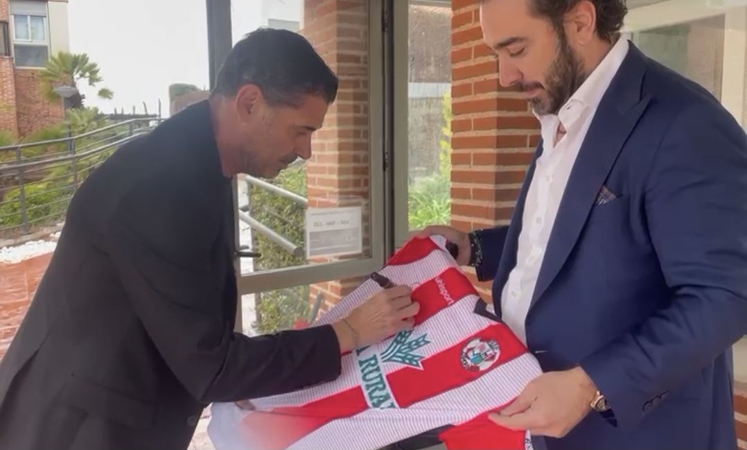 Fernando Hierro firma una camiseta del Zamora CF