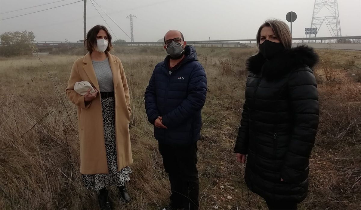 Helena Mateos, Eduardo Folgado y Laura Gago en una visita a la zona del viaducto entre Andavías y La Hiniesta