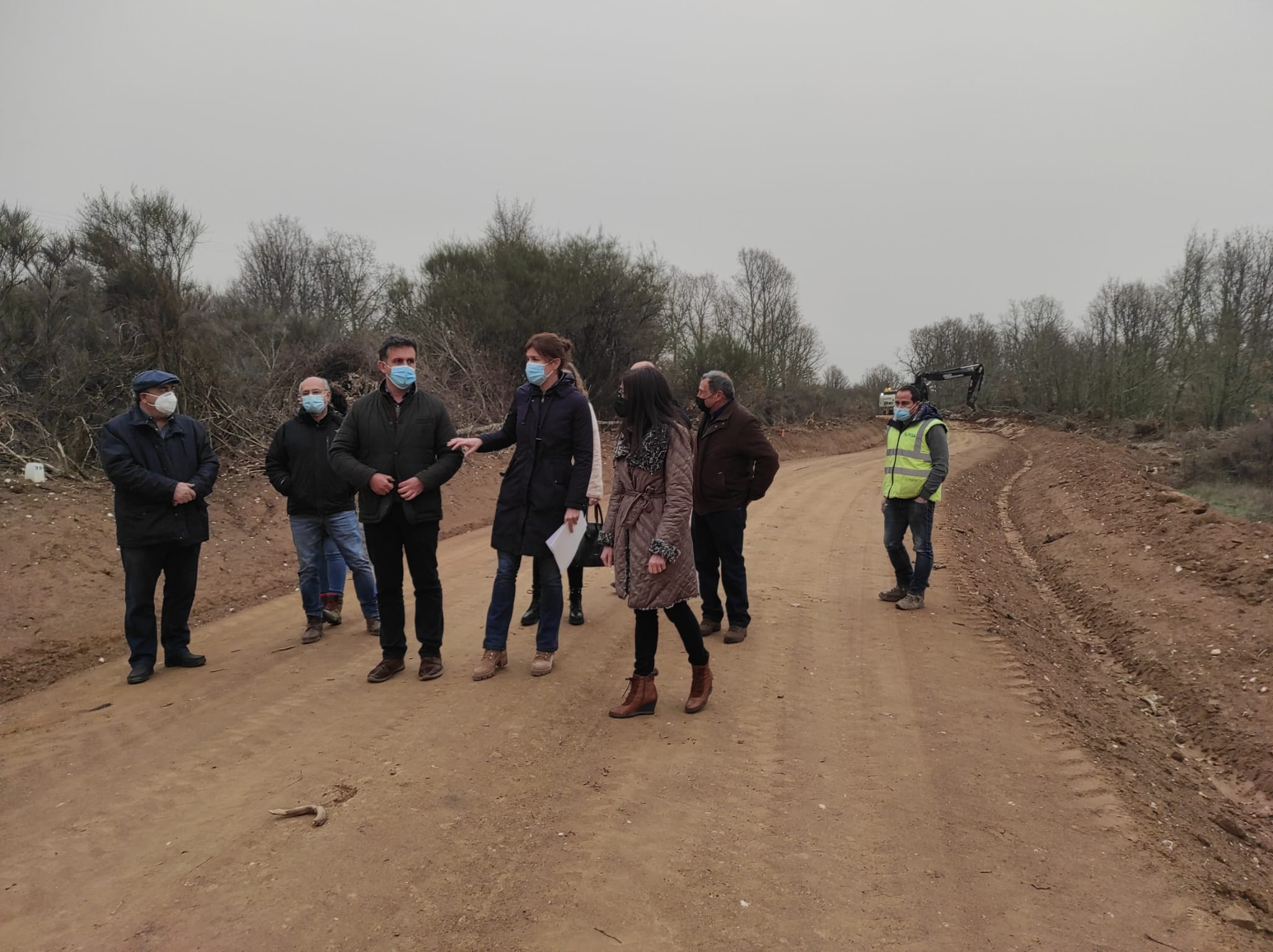 La delegada visita los caminos rurales en Asturianos