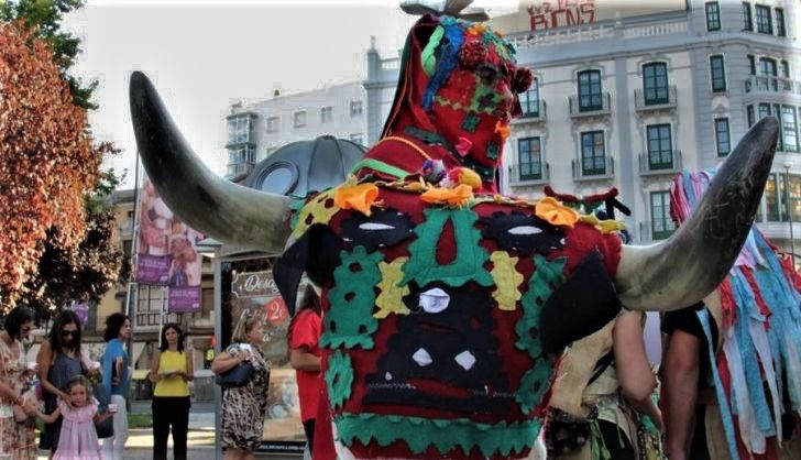 Visparras y talanqueiras en el desfile de mascaradas del pasado 2018 Foto M.L