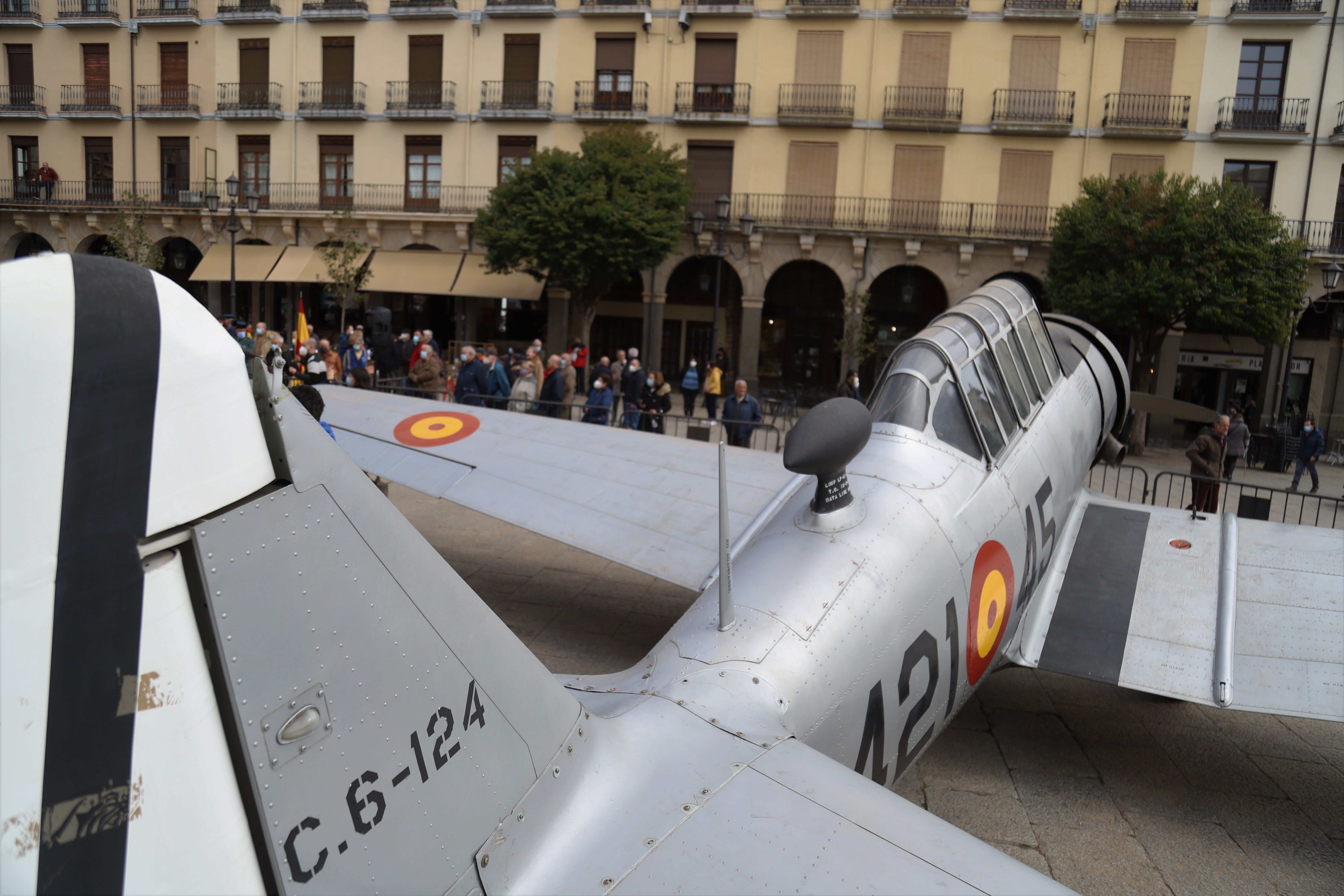 Imagen de uno de los aviones en la Plaza Mayor Foto María Lorenzo