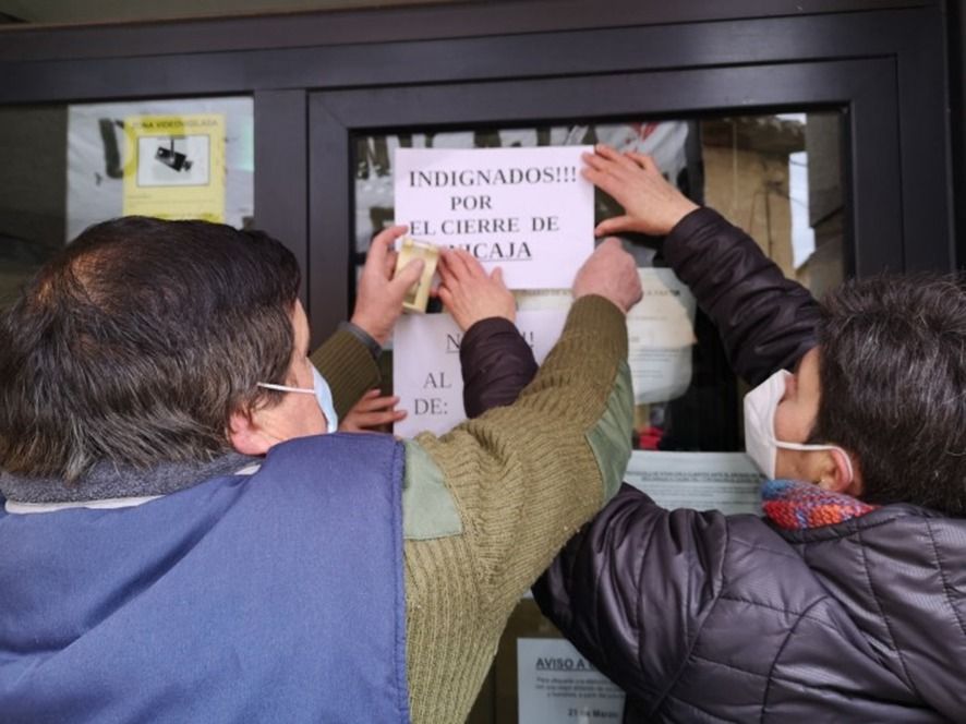 Protestas en Benavente contra el cierre de la entidad bancaria  Benavente Digital