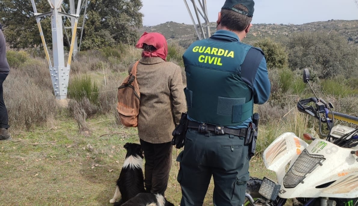 Un guardia civil acompaña a la desparecida