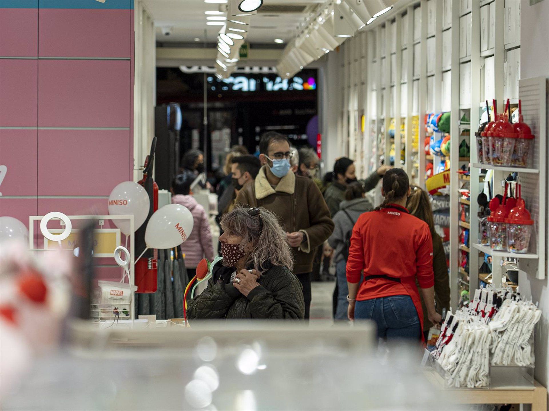 Ciudadanos comprando en una tienda CEDIDA POR MINISO BARCELONA