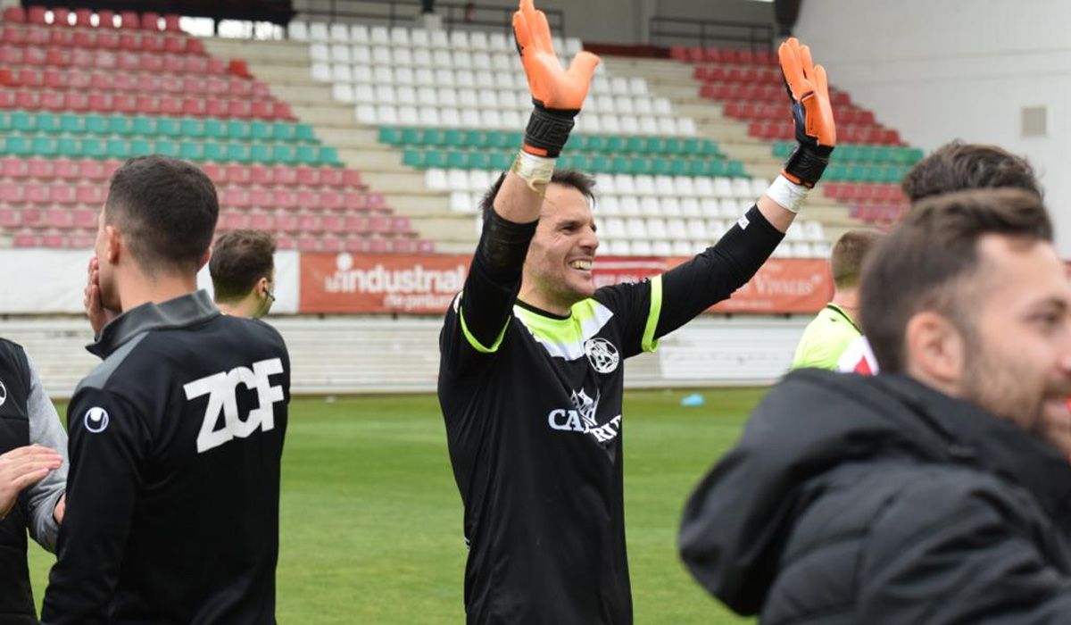 Pau Torres saluda a la afición