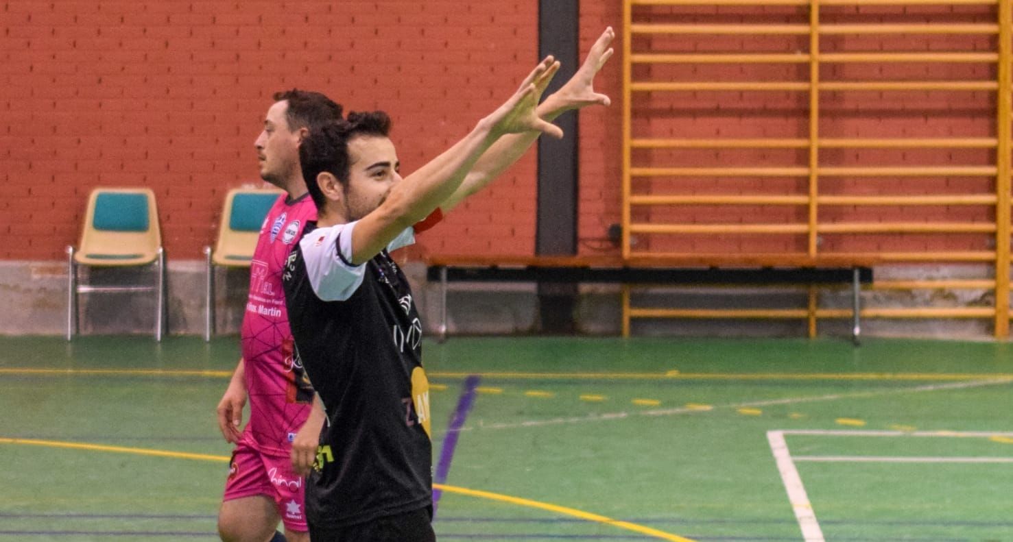 Oli celebra un gol frente a Venta de Baños