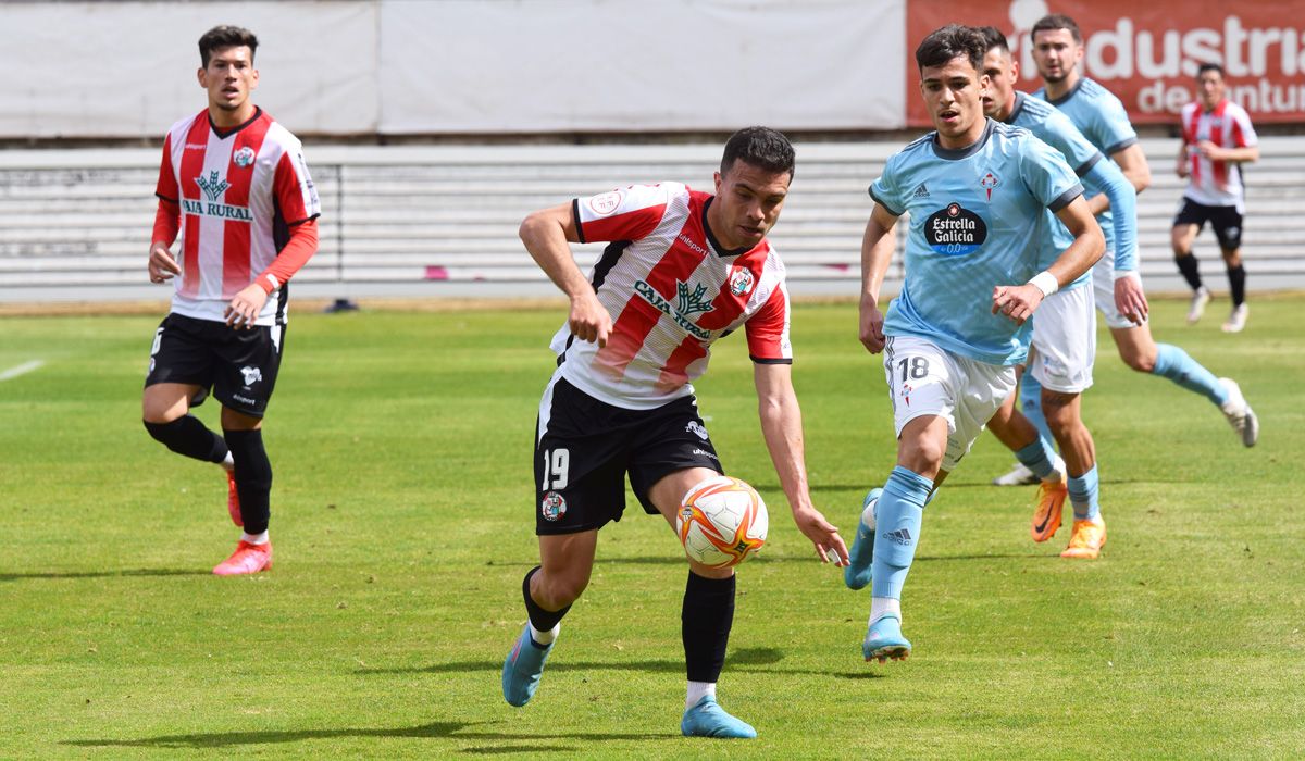 Adri Herrera avanza con el balón durante el duelo ante el Celta B