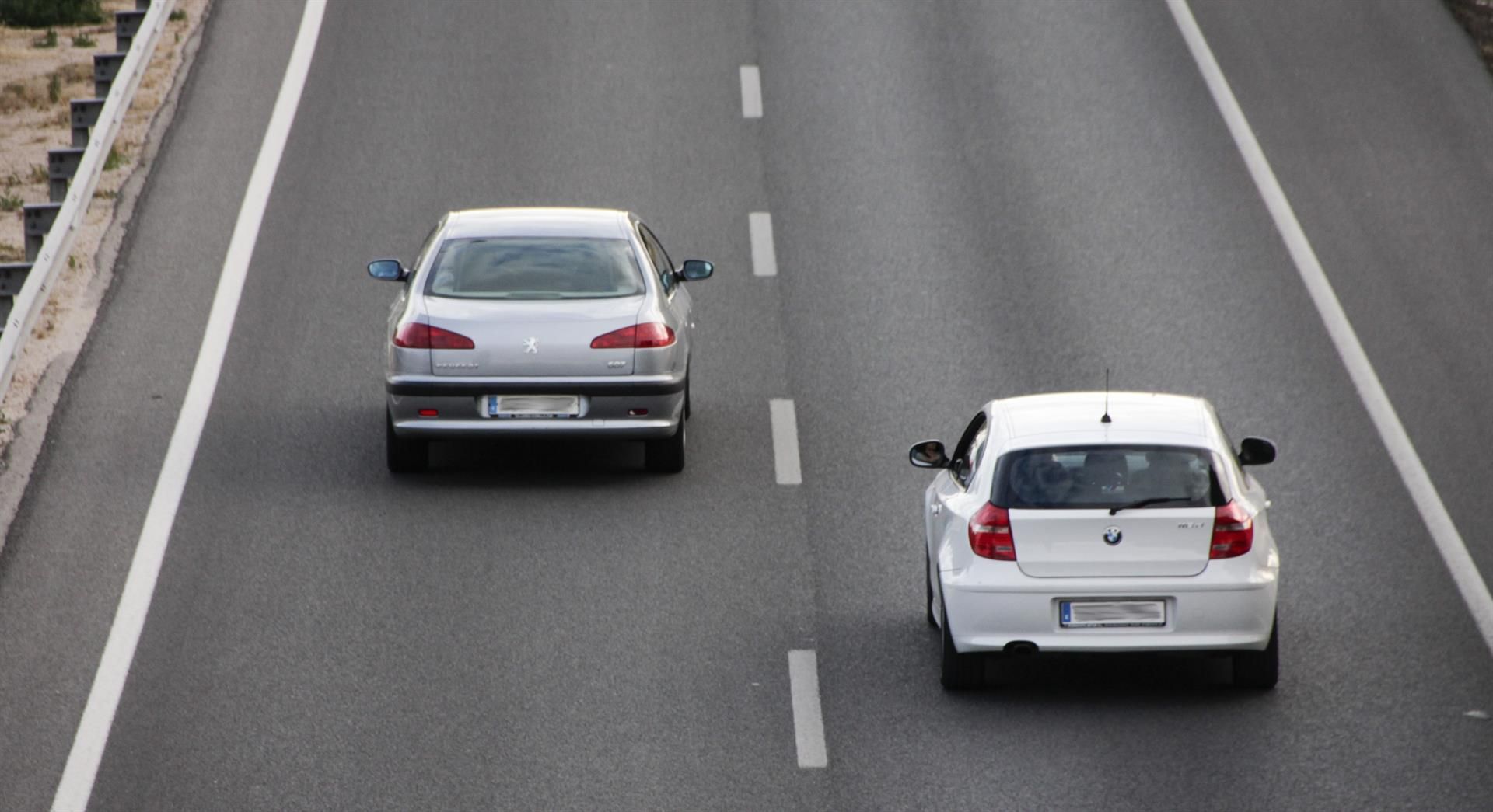 Un vehículo adelanta a otro en una carretera. EP