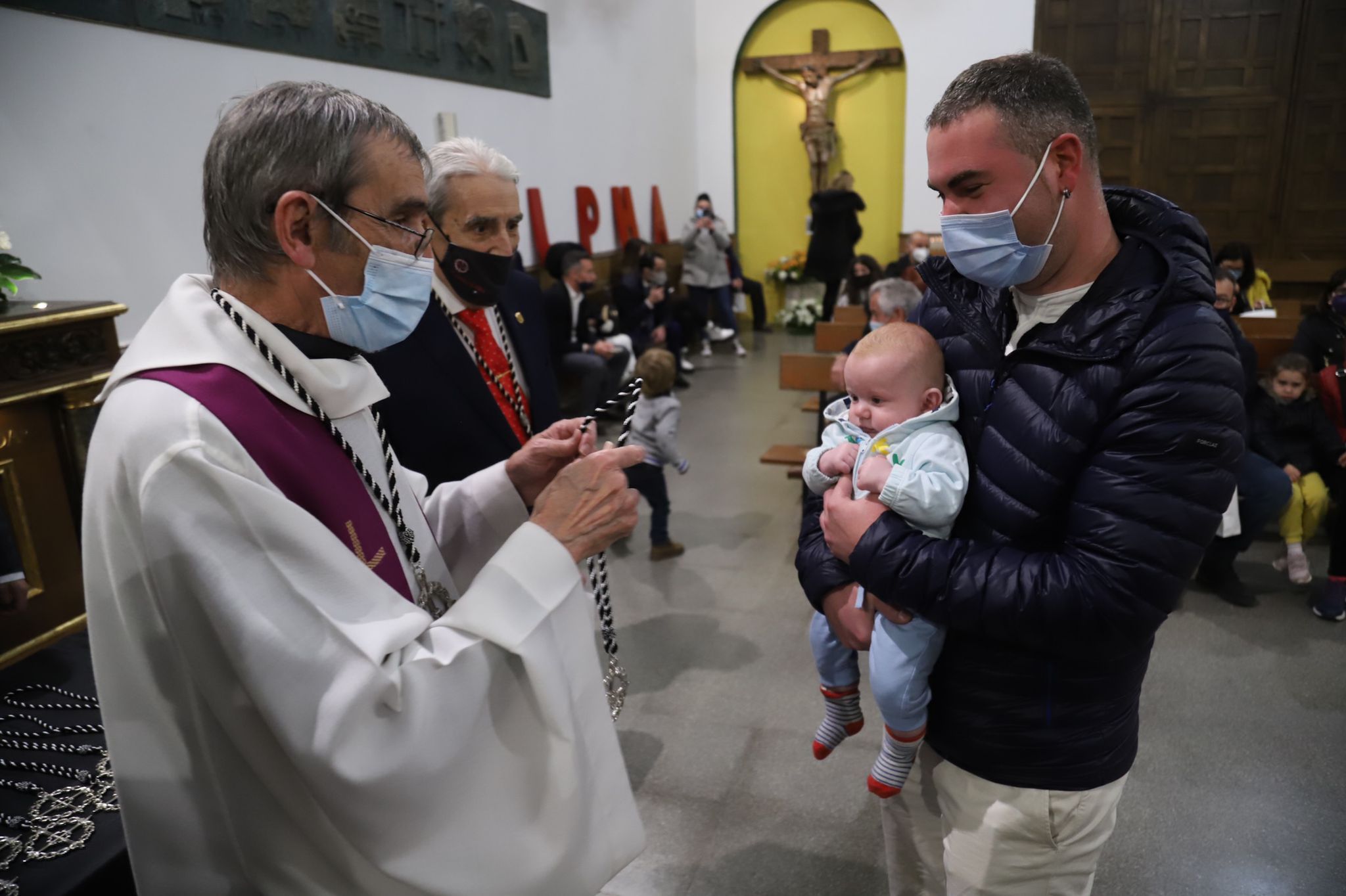 Un pequeño cofrade entra a formar parte de la hermandad Foto: María Lorenzo