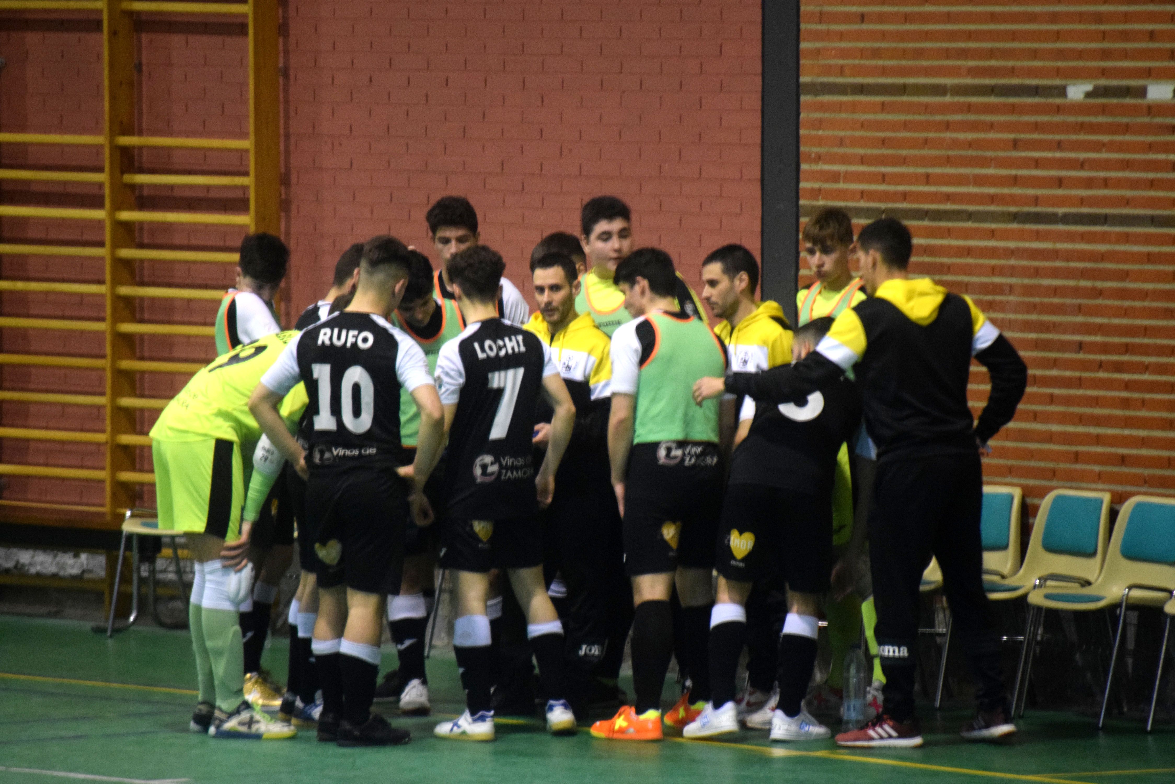 El equipo zamorano en un tiempo muerto en el partido frente a Valladolid