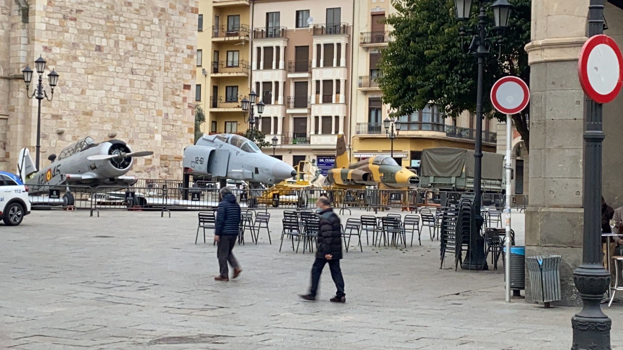 Los operarios desmontan los aviones del Ejército Foto: M.L