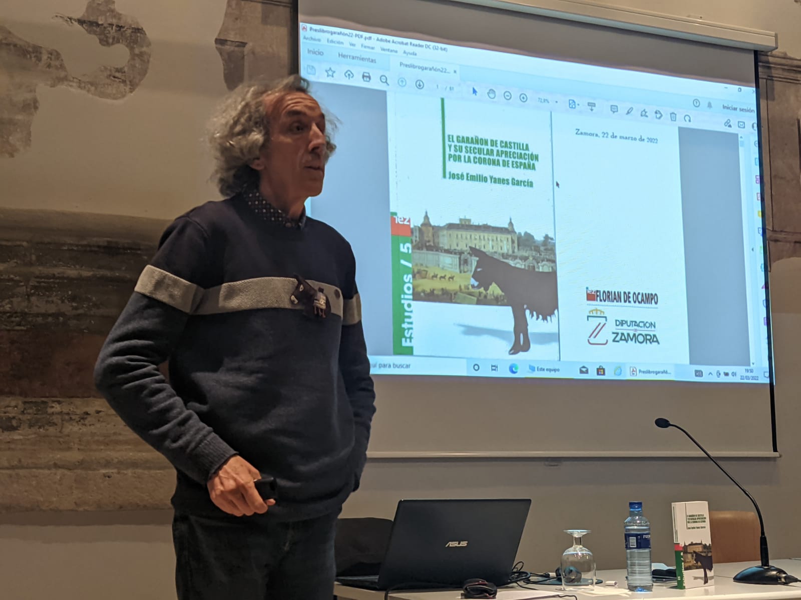 José Emilio Yañes en la presentación del libro