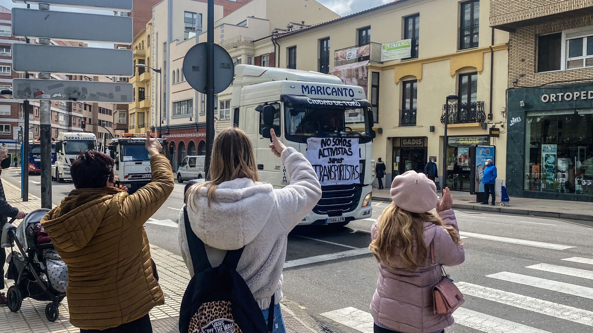 Varios zamoranos vitorean a los transportistas a su paso por la plaza de la Marina Foto  María Lorenzo