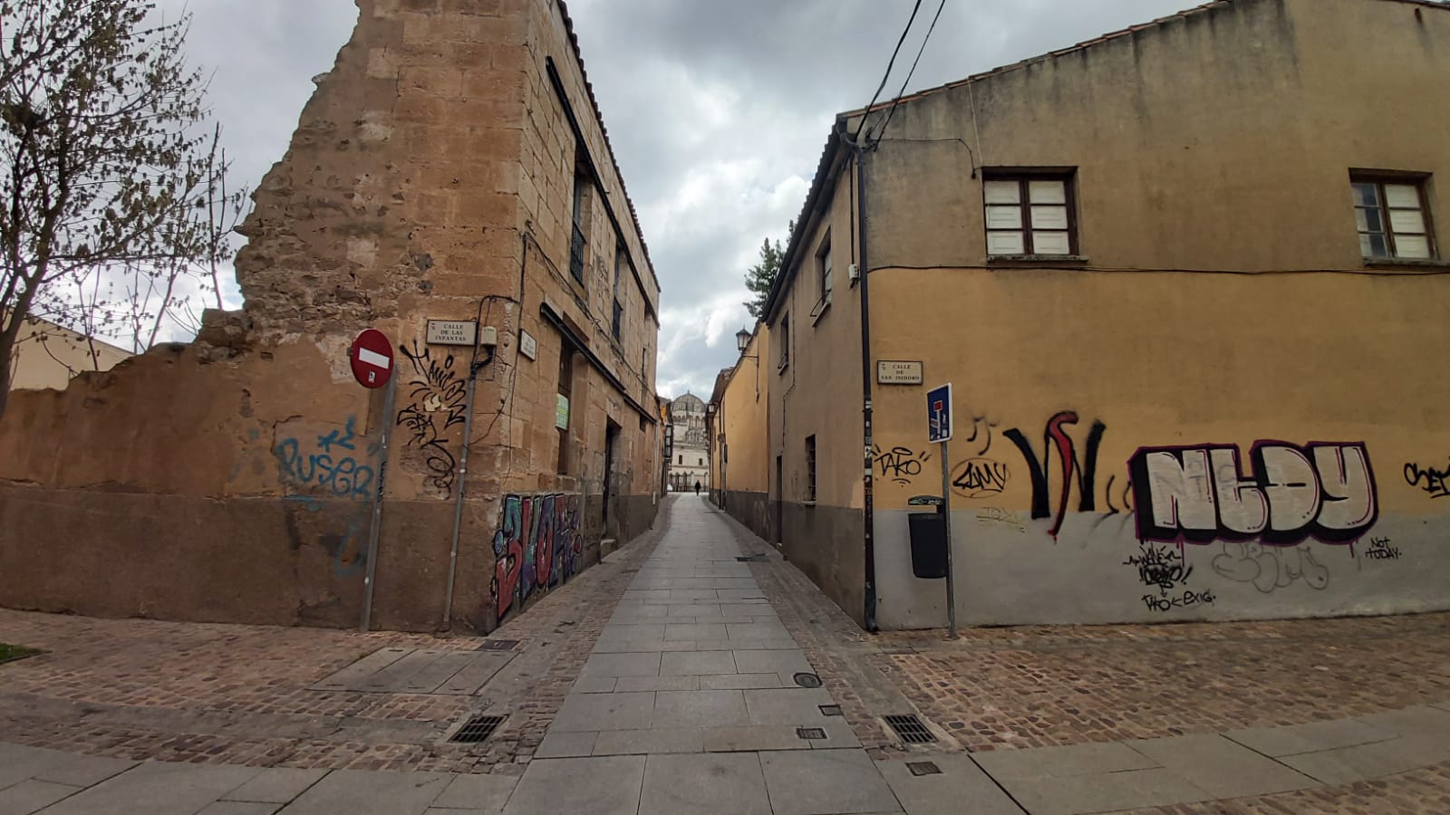 Imagen de pintadas en una de las calles del Casco Antiguo