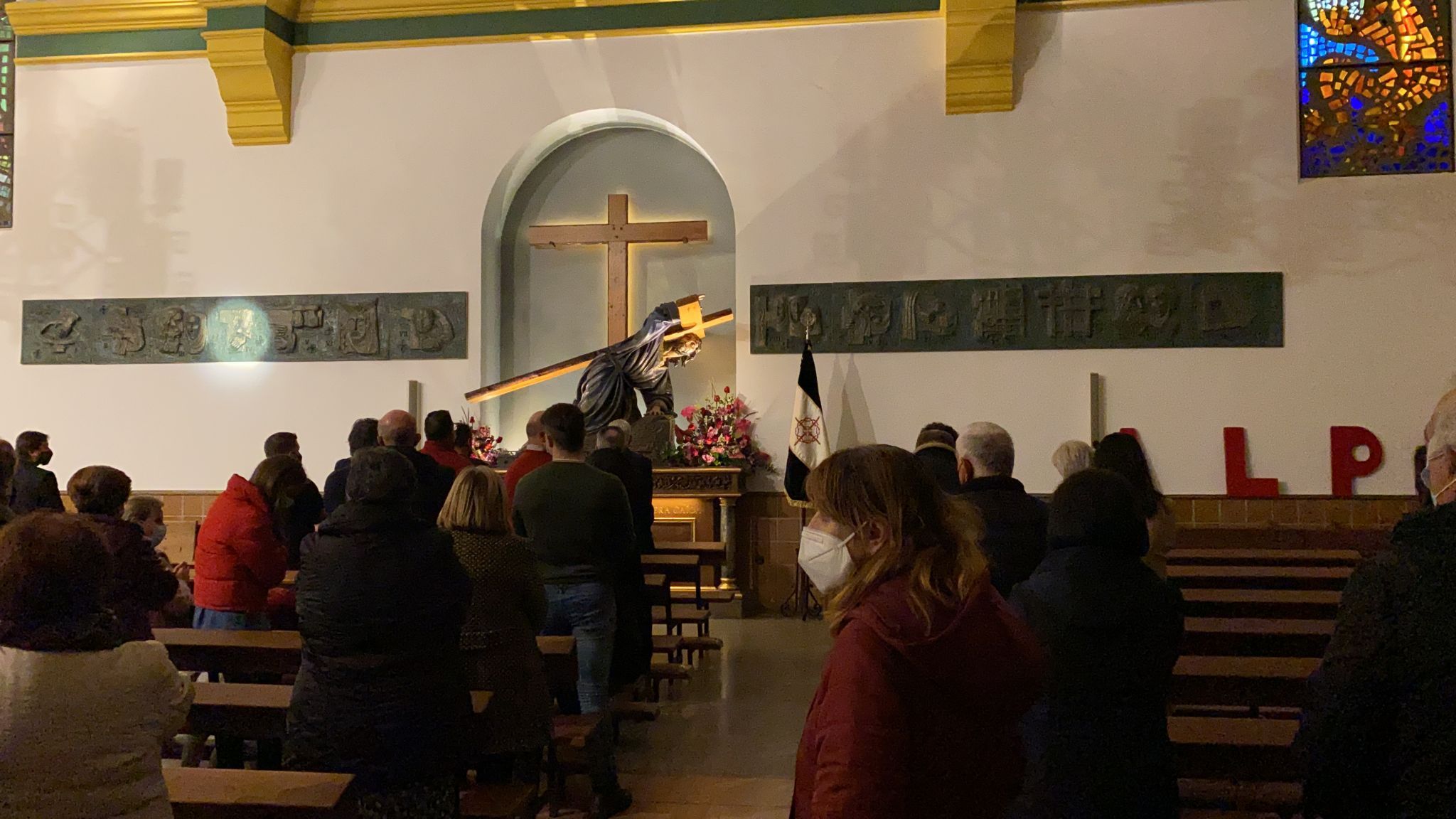 San Lázaro le reza a un Jesús Caído